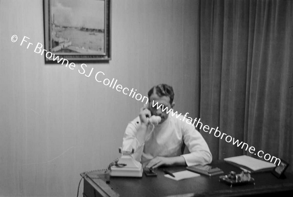 DR R MARTIN (51 RODNEY ST) IN CONSULTING ROOM